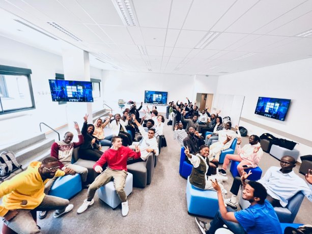 مدرسة آيفانسيتي للتكنولوجيا والأعمال والمجتمع