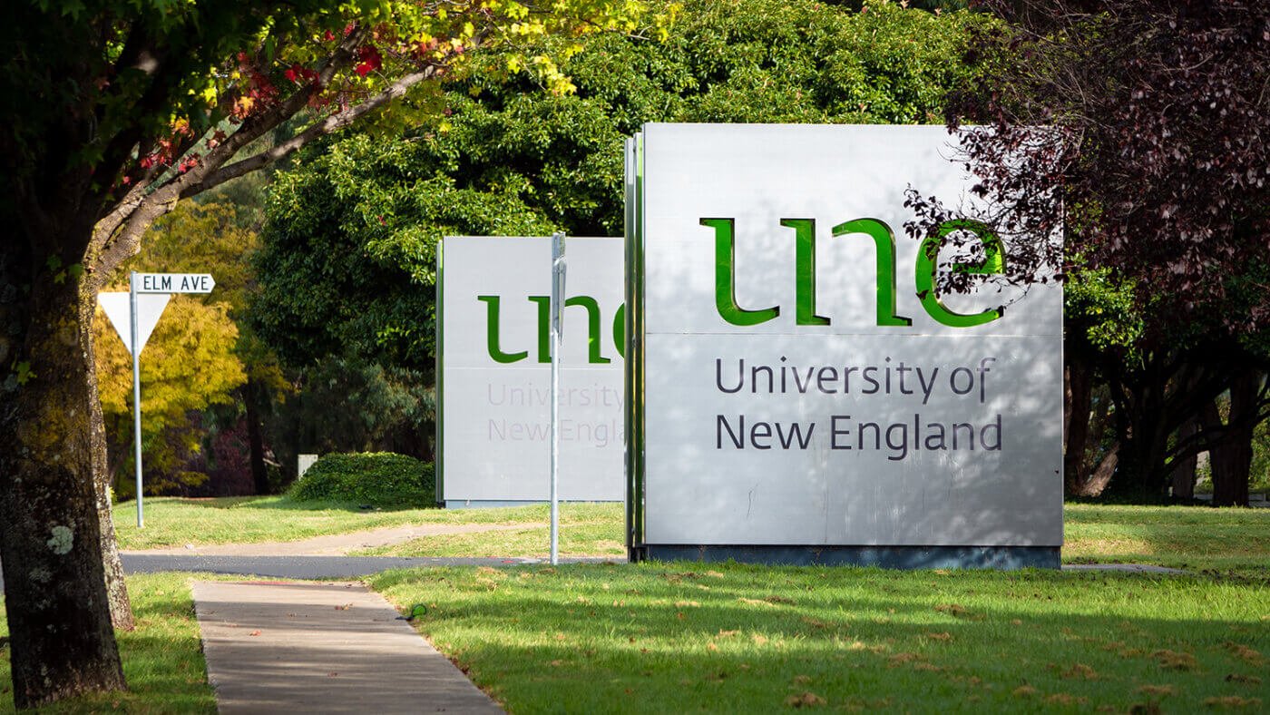 University of New England (UNE)