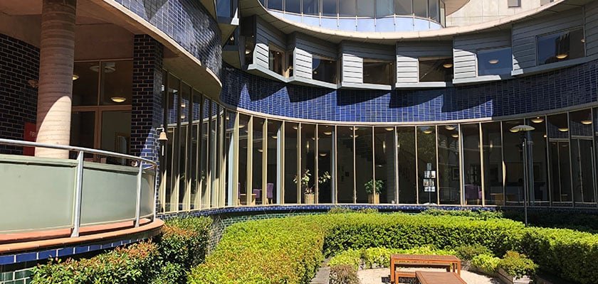 University of New England (UNE)