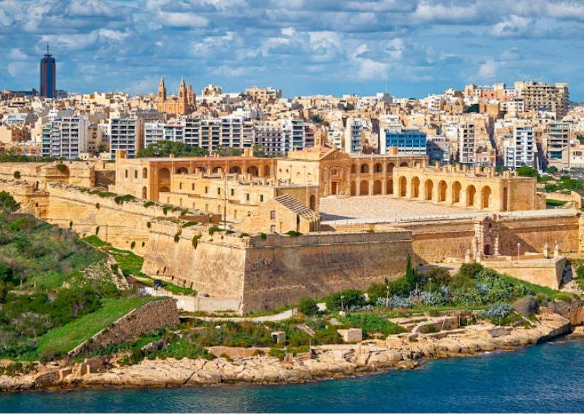 كلية إدارة الأعمال والإدارة – مالطا